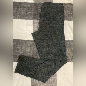 Woman’s Gaiam blk/gray quarter length soft legging size small